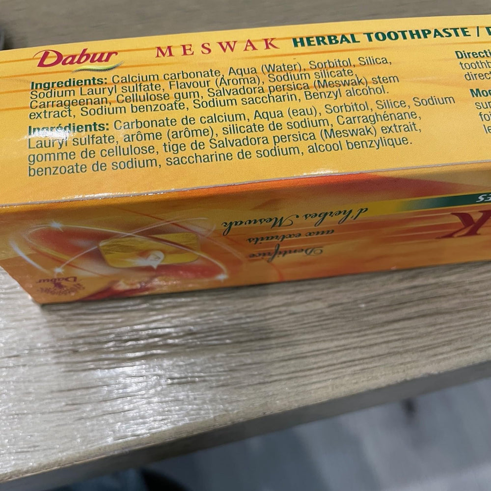 Dabur etiqueta con ingredientes y beneficios para encías sensibles