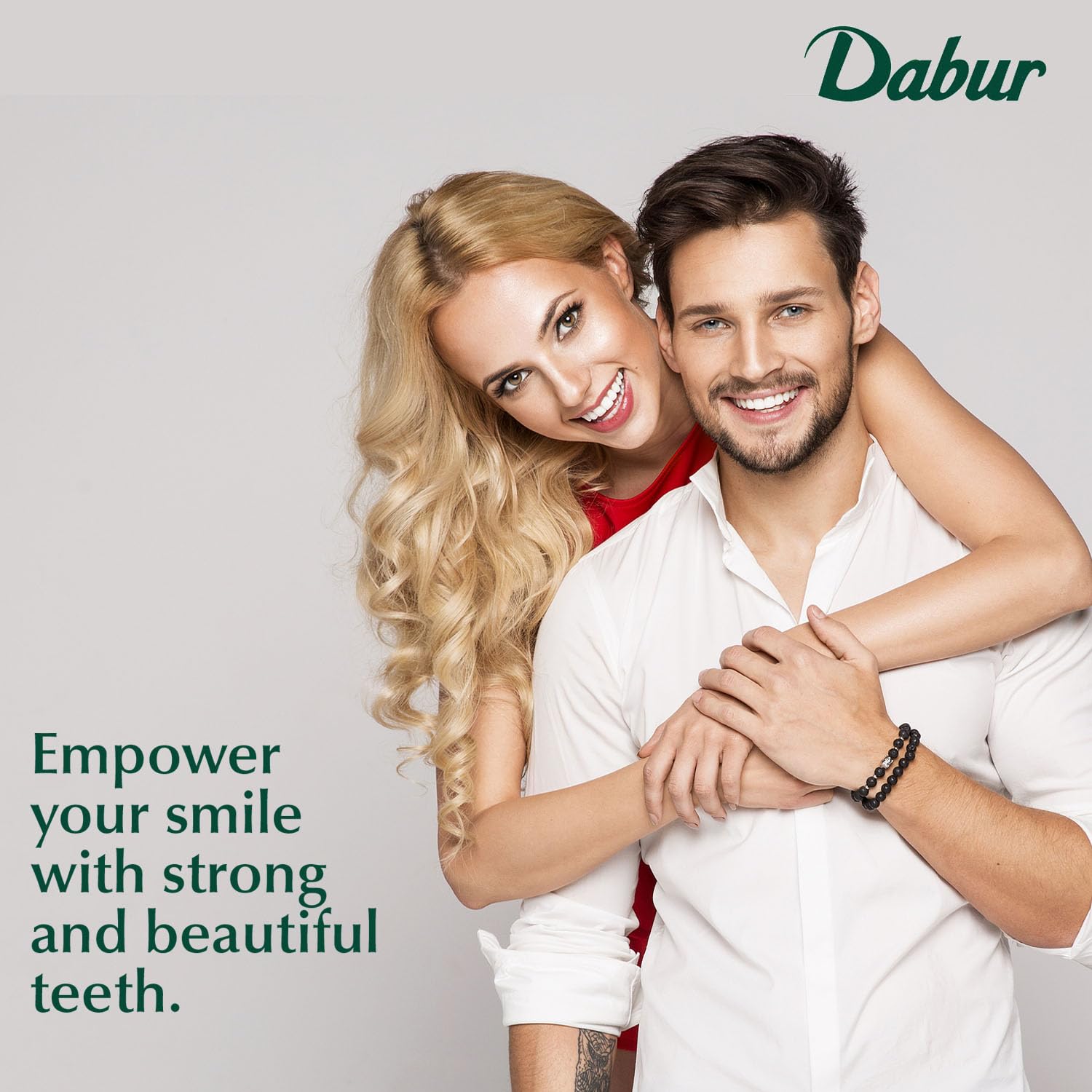 Dabur persona cepillando dientes para una frescura duradera