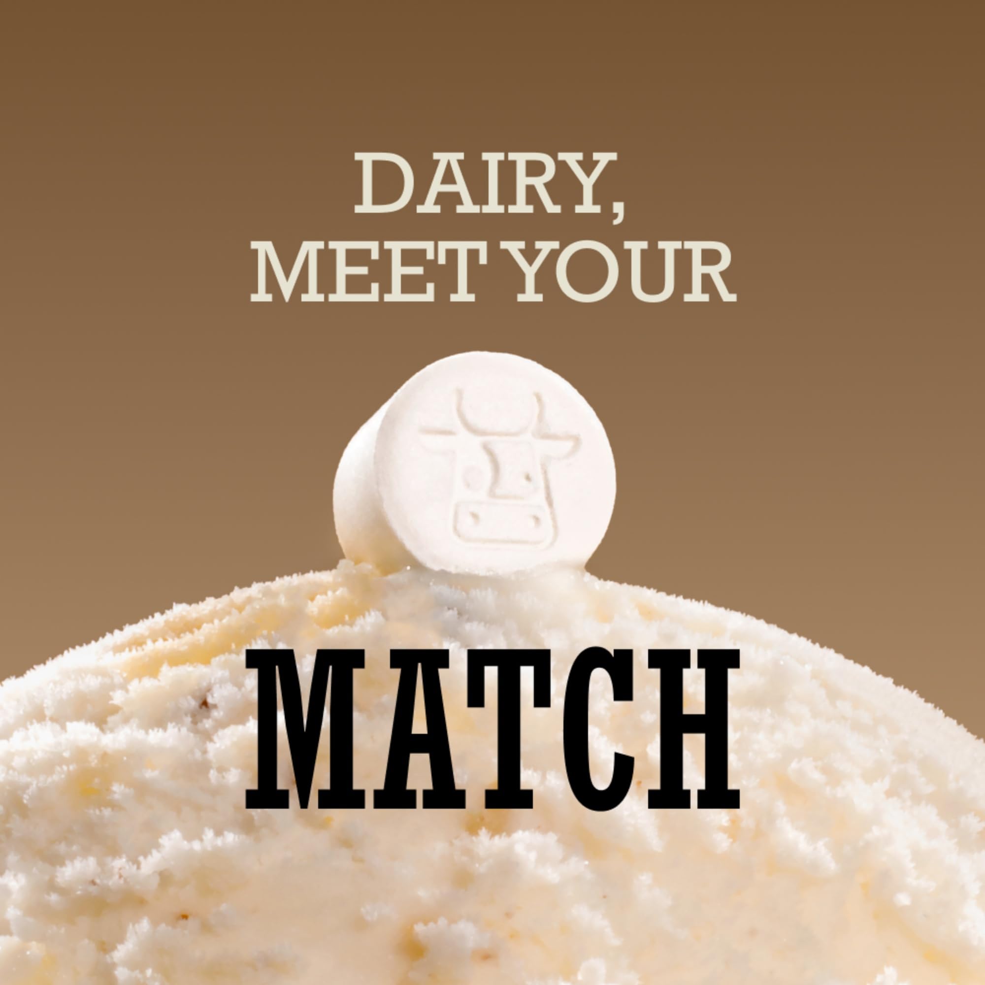 DairyPill al lado de monedas para comparar su tamaño compacto