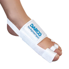 Darco Toe Alignment Splint vista frontal mostrando ajuste cómodo y perfil bajo