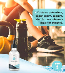 Total Hydration Daylyte junto a objetos cotidianos muestra tamaño portátil