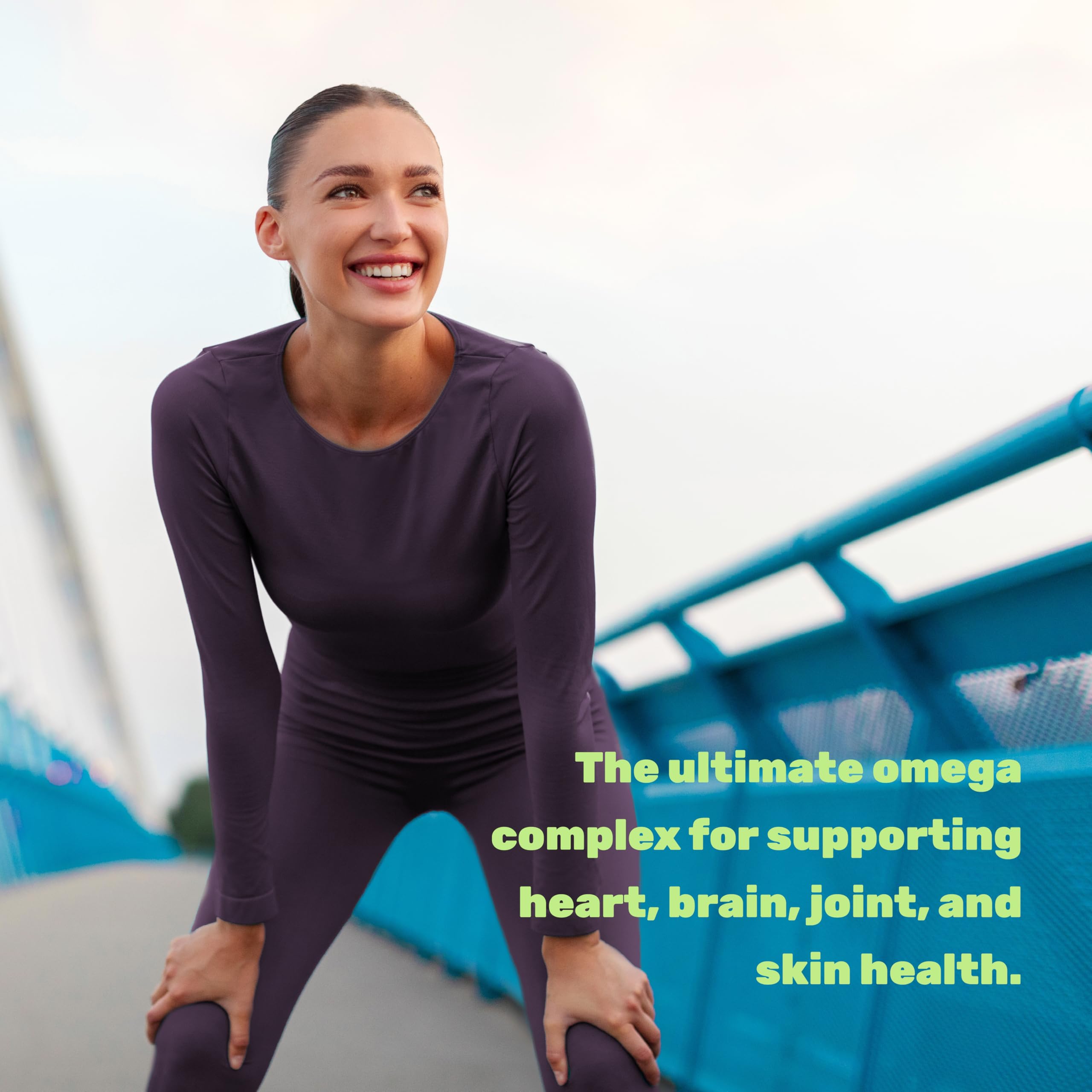 DEAL SUPPLEMENT envase junto a manos para comparar tamaño y dosis