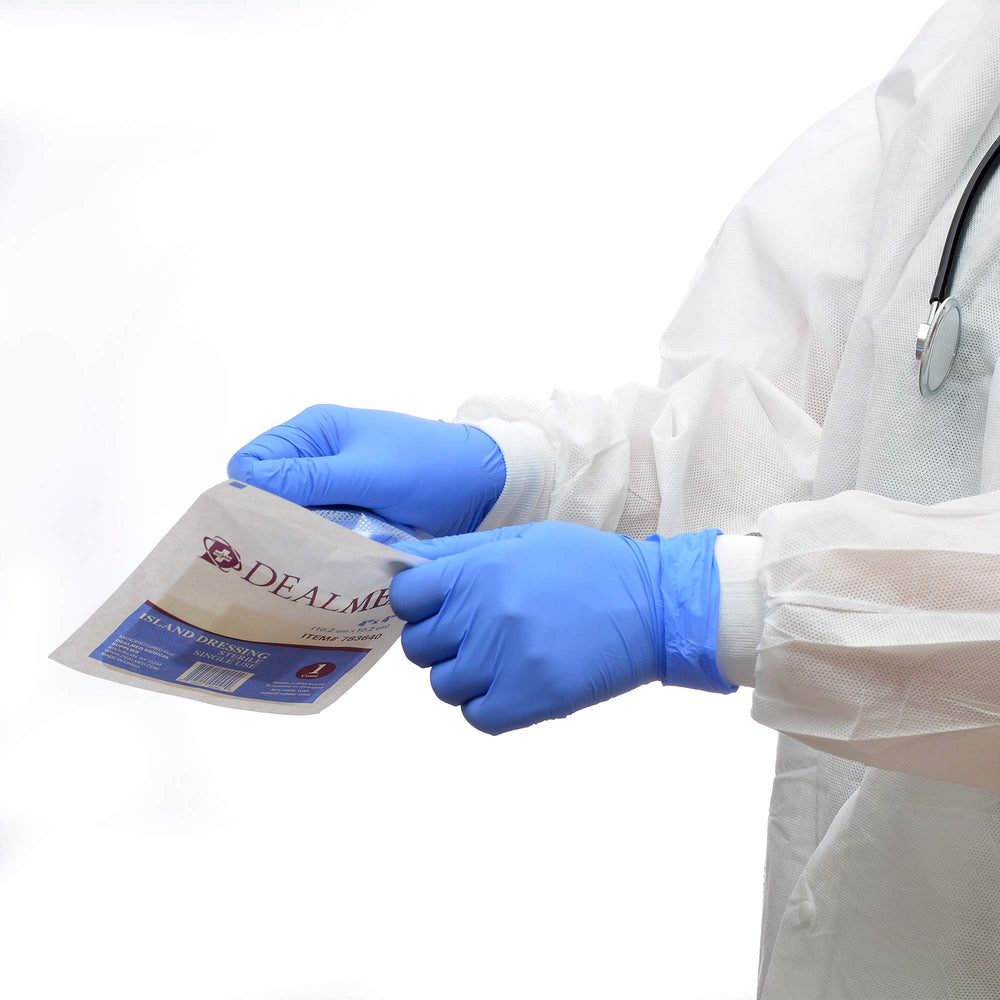 Escena doméstica con guantes Dealmed en uso durante limpieza y tareas caseras
