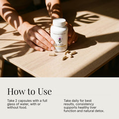 Cápsulas Dear Apothecary en mano para comparar tamaño y facilidad de uso