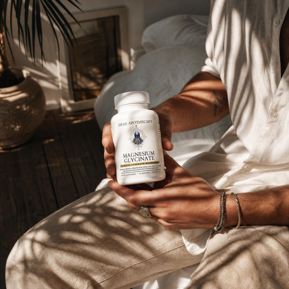 Dear Apothecary en escena de estilo de vida con frasco y entorno saludable y práctico
