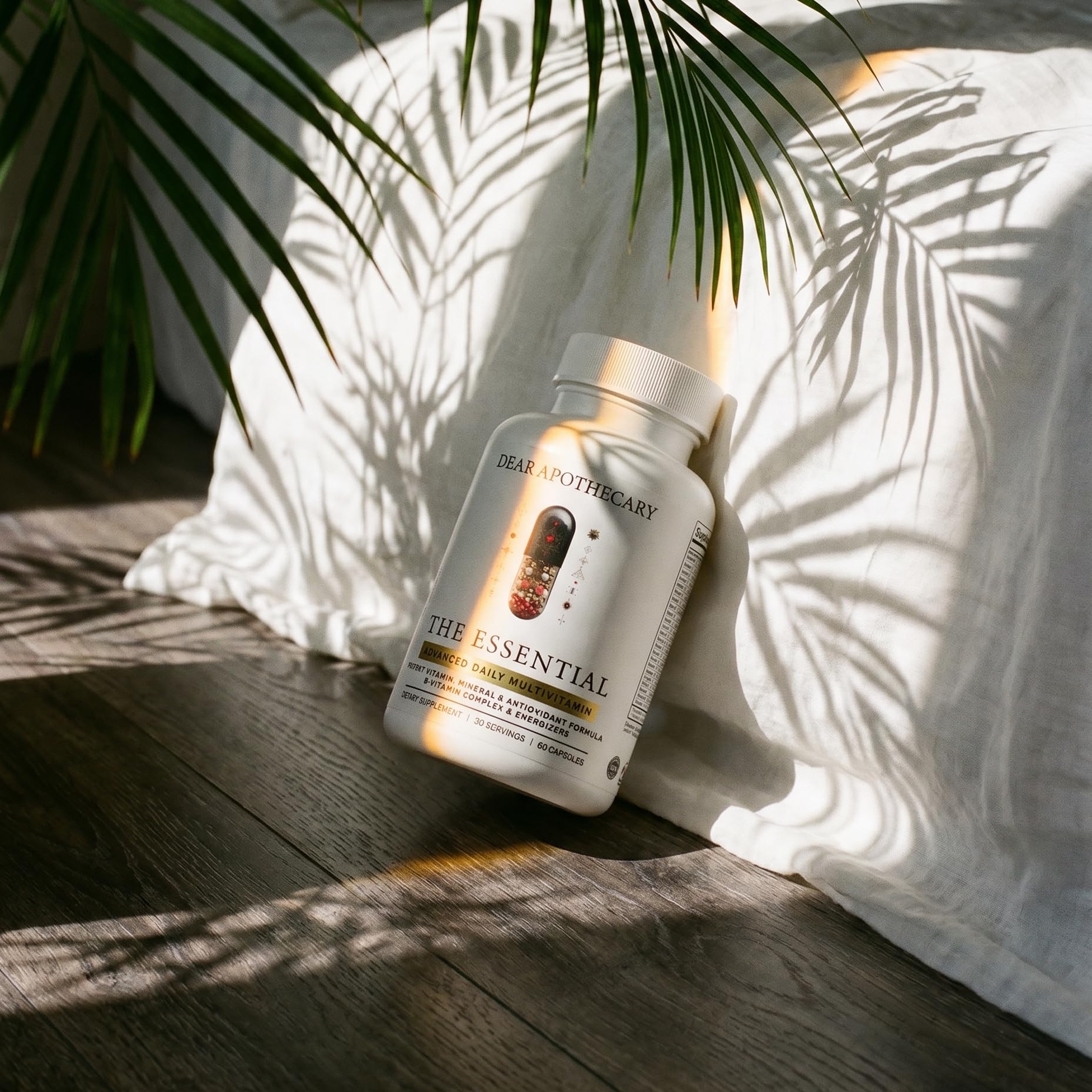 Dear Apothecary frasco en mesa de cocina, sugiere integración en rutina diaria
