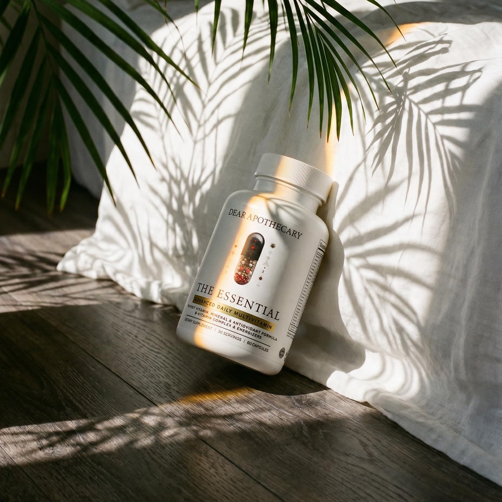 Dear Apothecary frasco en mesa de cocina, sugiere integración en rutina diaria