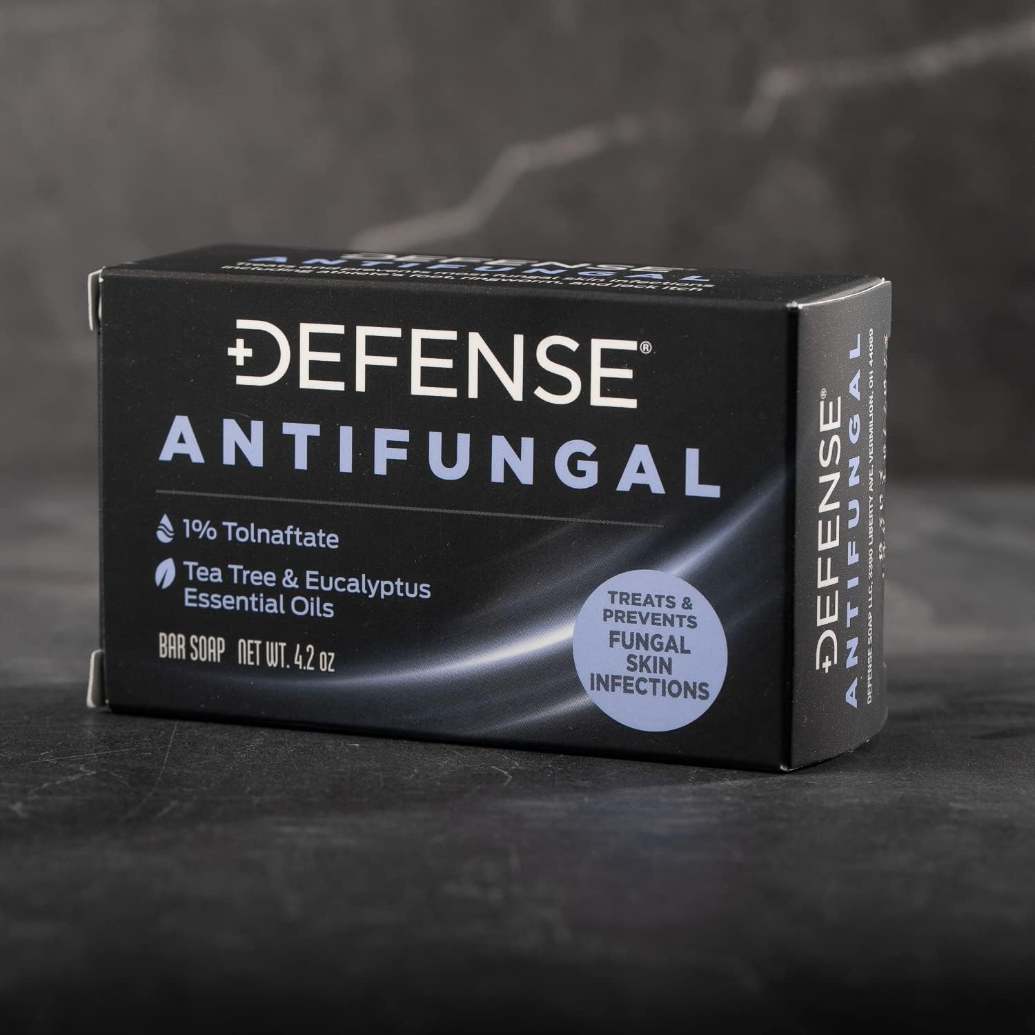 Defense Soap persona aplicando en pie, ayuda a controlar infección local