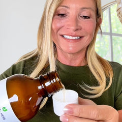 Dental Herb Company persona usando tónico con dosificador y sensación fresca
