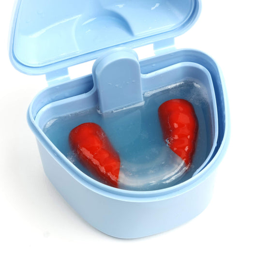 DentaSOAK sobre abierto y vaso con solución que muestra limpieza rápida