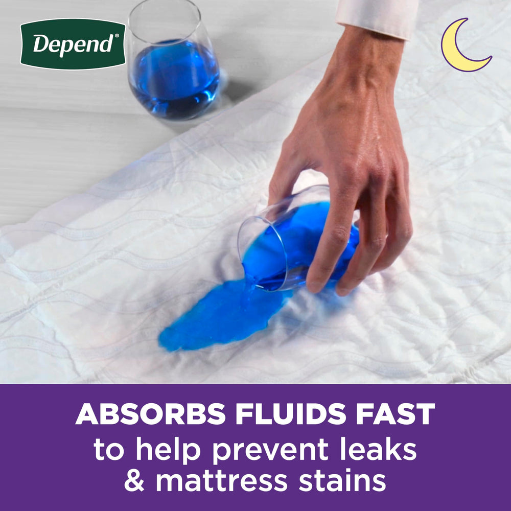 Depend protector colocado en cama demostrando absorción y discreción durante la noche