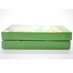 Derrose cierre y textura del stick, enfoque en ingredientes naturales y tacto