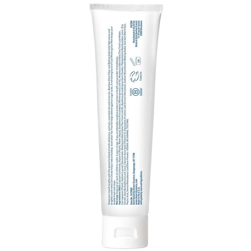 Desert Essence persona cepillando dientes, beneficio: sensación fresca y limpieza diaria
