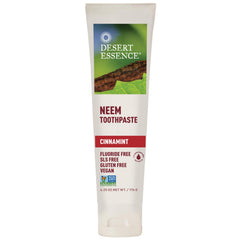 Desert Essence en baño con plantas transmitiendo cuidado botánico