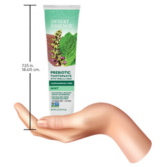 Desert Essence en baño minimalista junto a cepillo, sugiere integración estilosa en rutina