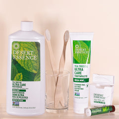 Desert Essence envases en ambiente natural con plantas que sugieren fórmula botánica