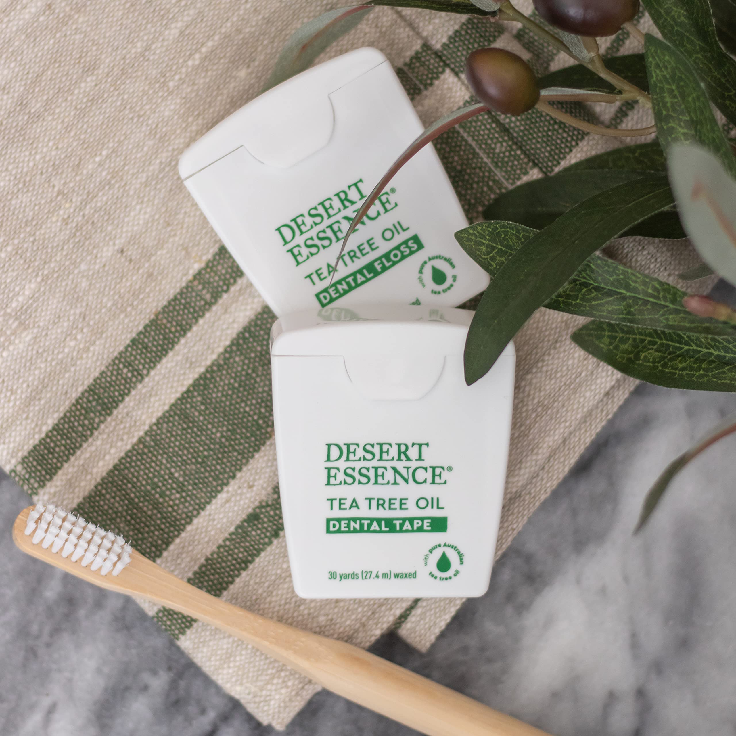 Desert Essence hilo junto a hoja de árbol de té, beneficio de aroma botánico