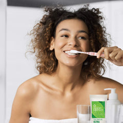 Desert Essence aplicado en cepillo de dientes practicando un cepillado efectivo y fresco