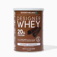 Designer Wellness envase frontal de whey protein chocolate mostrando la marca y tamaño, claridad de información