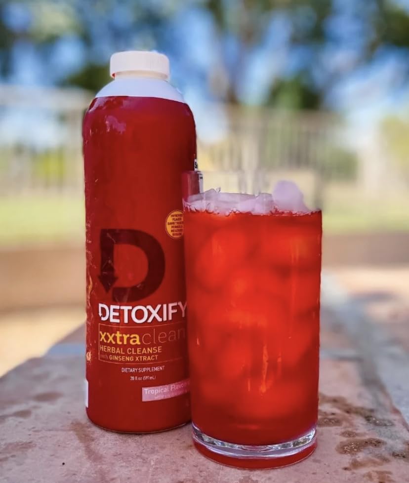 Detoxify producto en ambiente lifestyle con vaso y agua para uso responsable