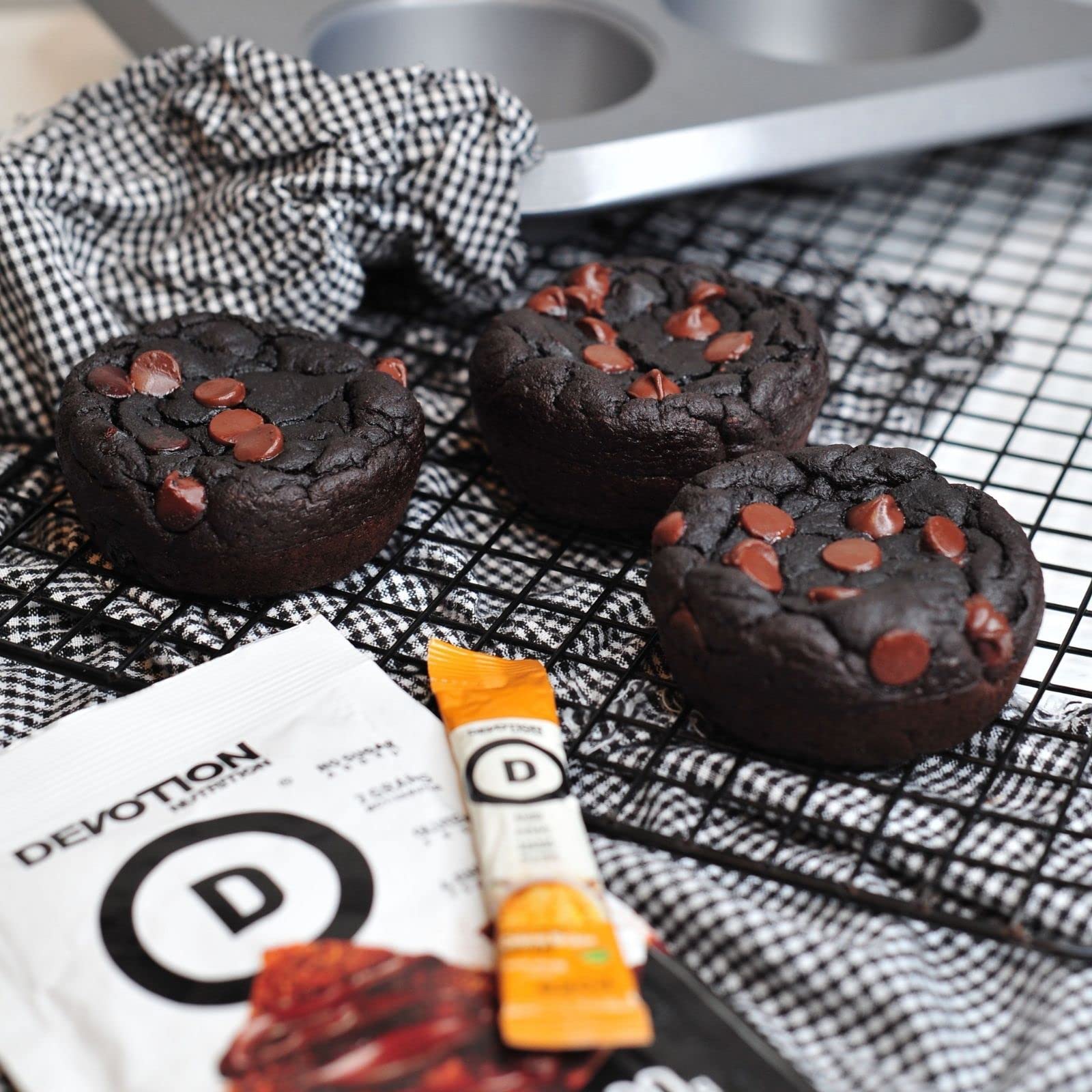 Pouch resellable de Devotion Brownie Batter destacando conservación y comodidad