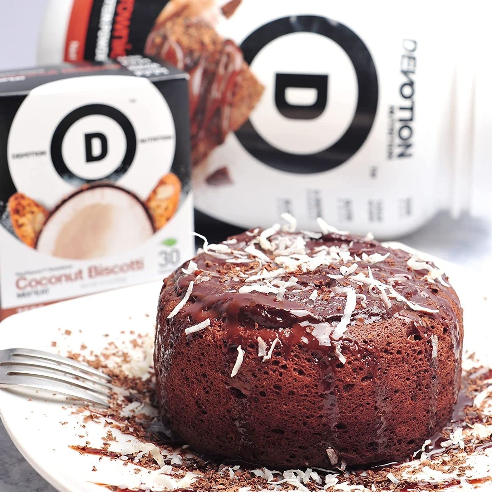 Cucharada medidora con polvo Devotion Brownie Batter ilustrando tamaño de porción