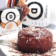 Cucharada medidora con polvo Devotion Brownie Batter ilustrando tamaño de porción