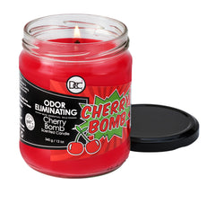 Vela Cherry Bomb encendida en sala iluminada por Dianne's Custom Candles neutraliza olores rápidamente