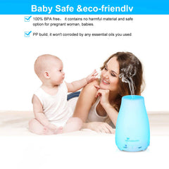 Diffuserlove en uso sobre mesita de noche con niebla tenue, crea ambiente relajante