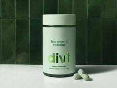 divi Lustriva en ambiente lifestyle mostrando cabello con más volumen