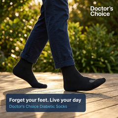 Doctor's Choice hombre mayor usando los calcetines en ambiente cotidiano