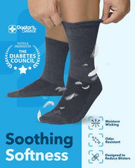 Doctor's Select hombre con calcetines puestos mientras camina ofreciendo soporte durante actividad
