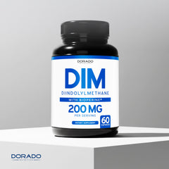 DORADO NUTRITION cápsula en mano para comparar tamaño y conveniencia diaria