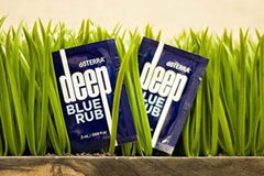 doTERRA mano aplicando Deep Blue Rub demostrando alivio localizado y masaje