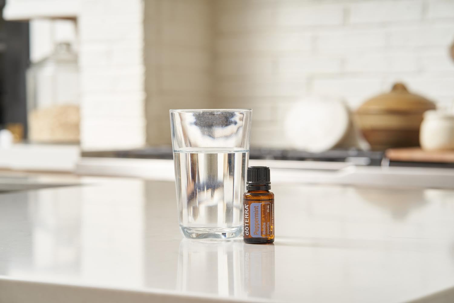 doTERRA Peppermint botella 15 ml comparada para referencia de tamaño