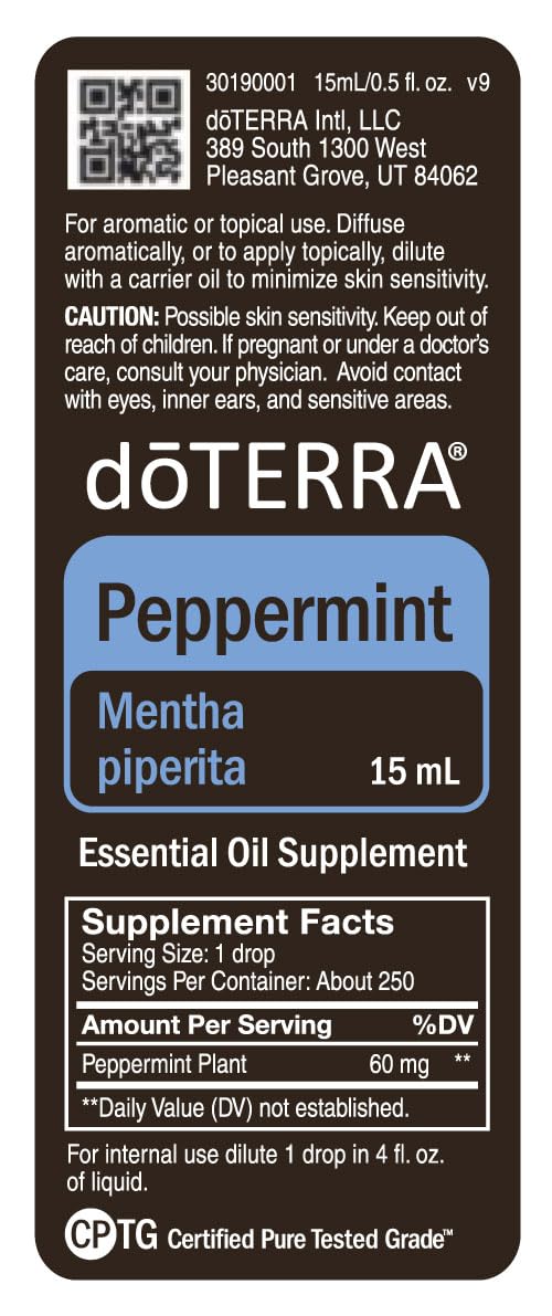 doTERRA Peppermint botella junto a baño para rutina aromática relajante