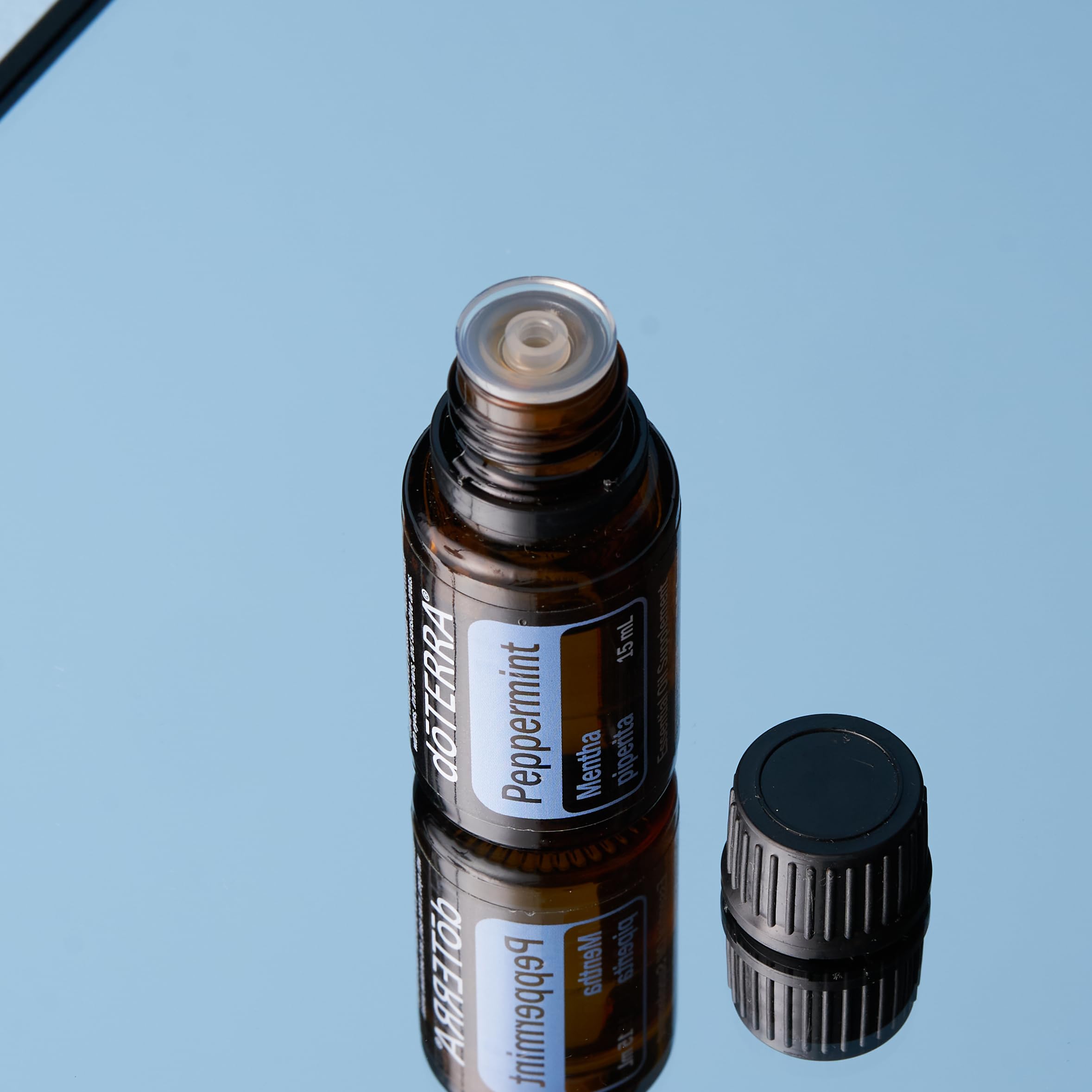 doTERRA Peppermint gota en palma mostrando textura y uso seguro
