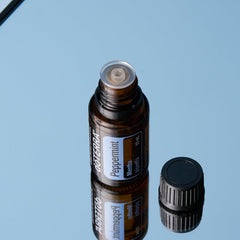 doTERRA Peppermint gota en palma mostrando textura y uso seguro