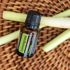 doTERRA etiqueta en primer plano con detalles del aceite Lemongrass