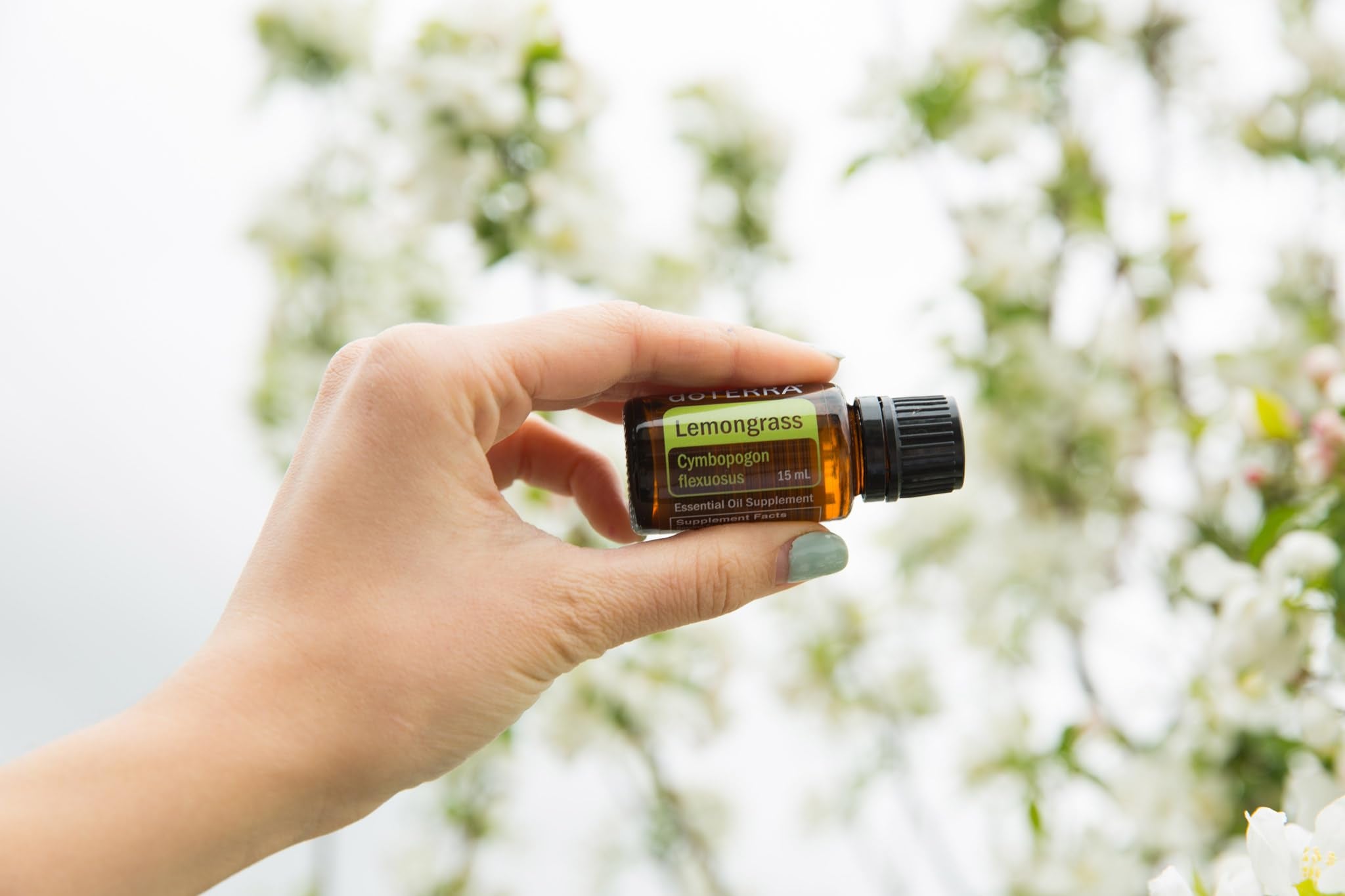 doTERRA gota de Lemongrass en piel mostrando textura y pureza