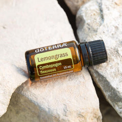 doTERRA botella 15 mL junto a regla para comparar tamaño práctico