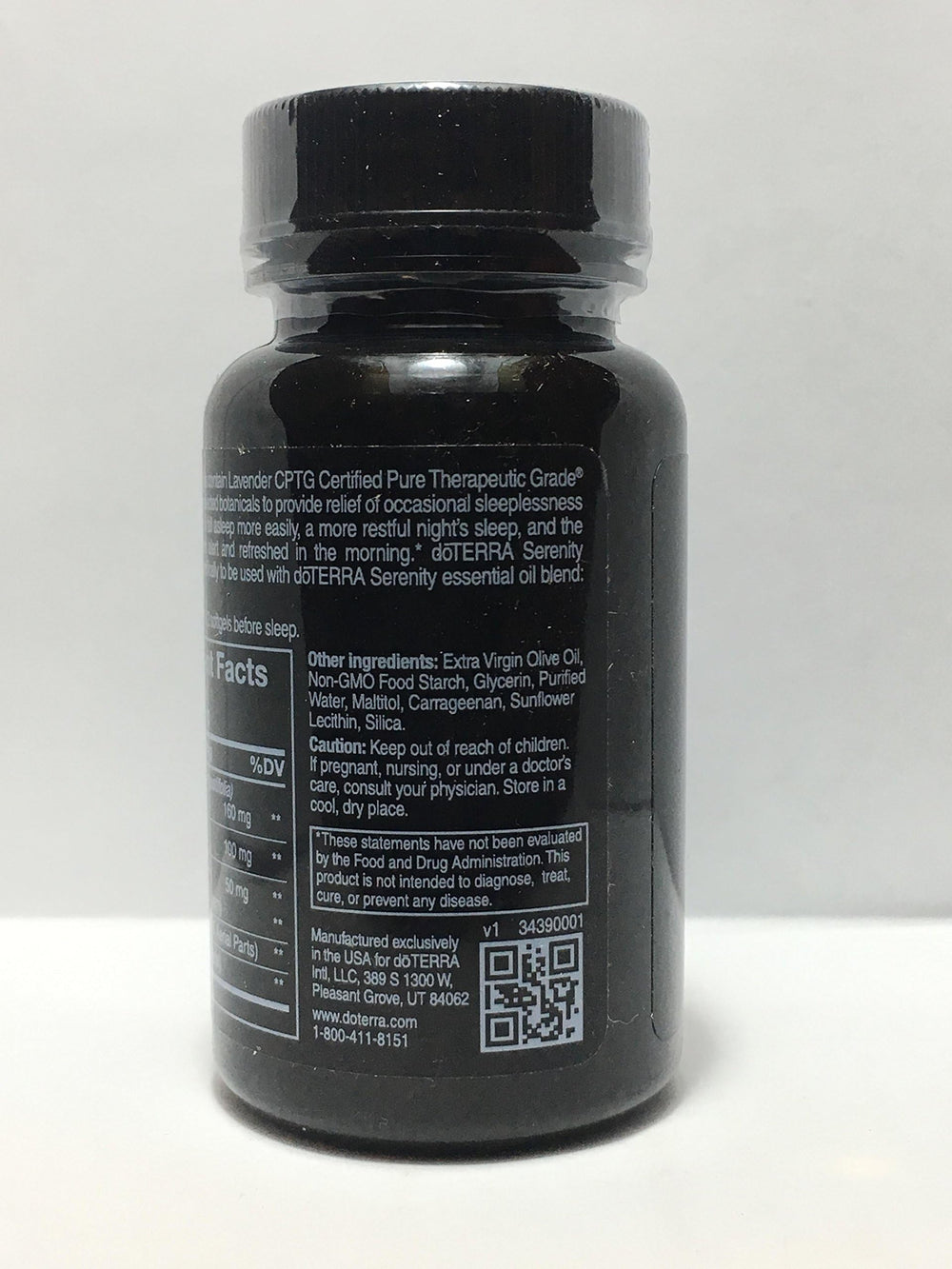 doTERRA cápsula Serenity sobre mesita de noche con libro, sugiere descanso rutinario