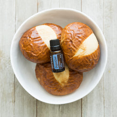 doTERRA DigestZen gota de aceite en piel mostrando textura ligera