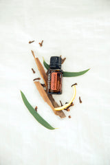 doTERRA On Guard en difusor emitiendo vapor para purificar habitación