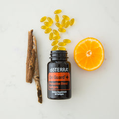 doTERRA cápsula On Guard+ en mano para demostrar portabilidad práctica