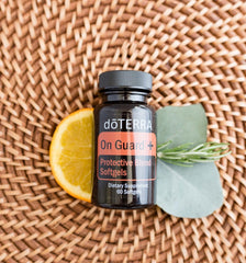 doTERRA frasco abierto On Guard+ liberando aroma energizante al abrir
