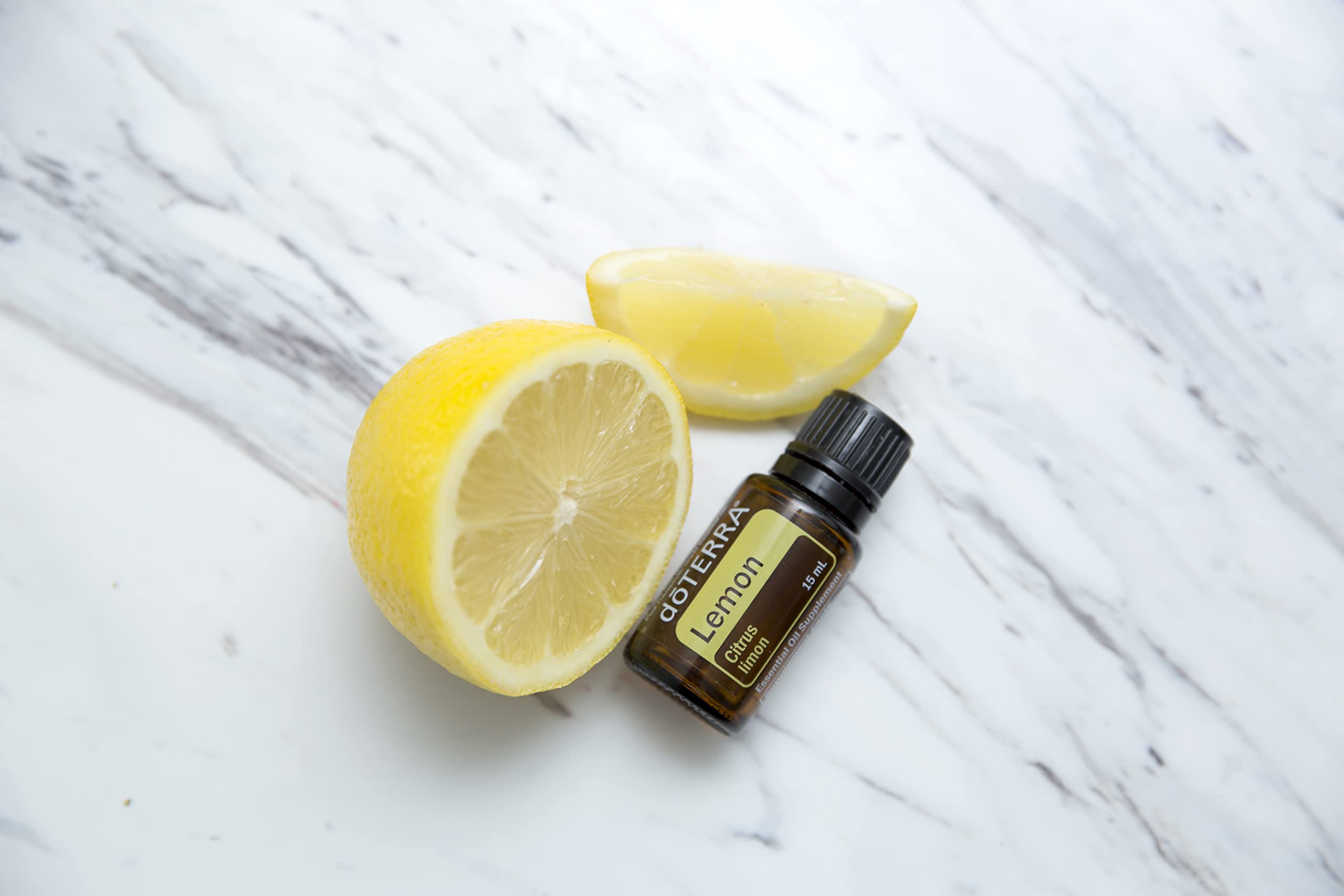 doTERRA lemon detalle de botella de vidrio que transmite calidad