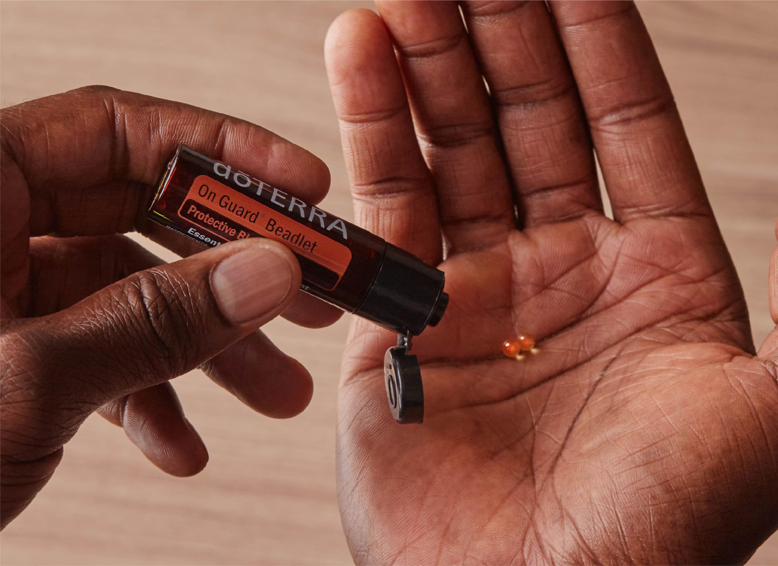 doTERRA detalle de textura de beadlets mostrando perlas vegetales y disolución