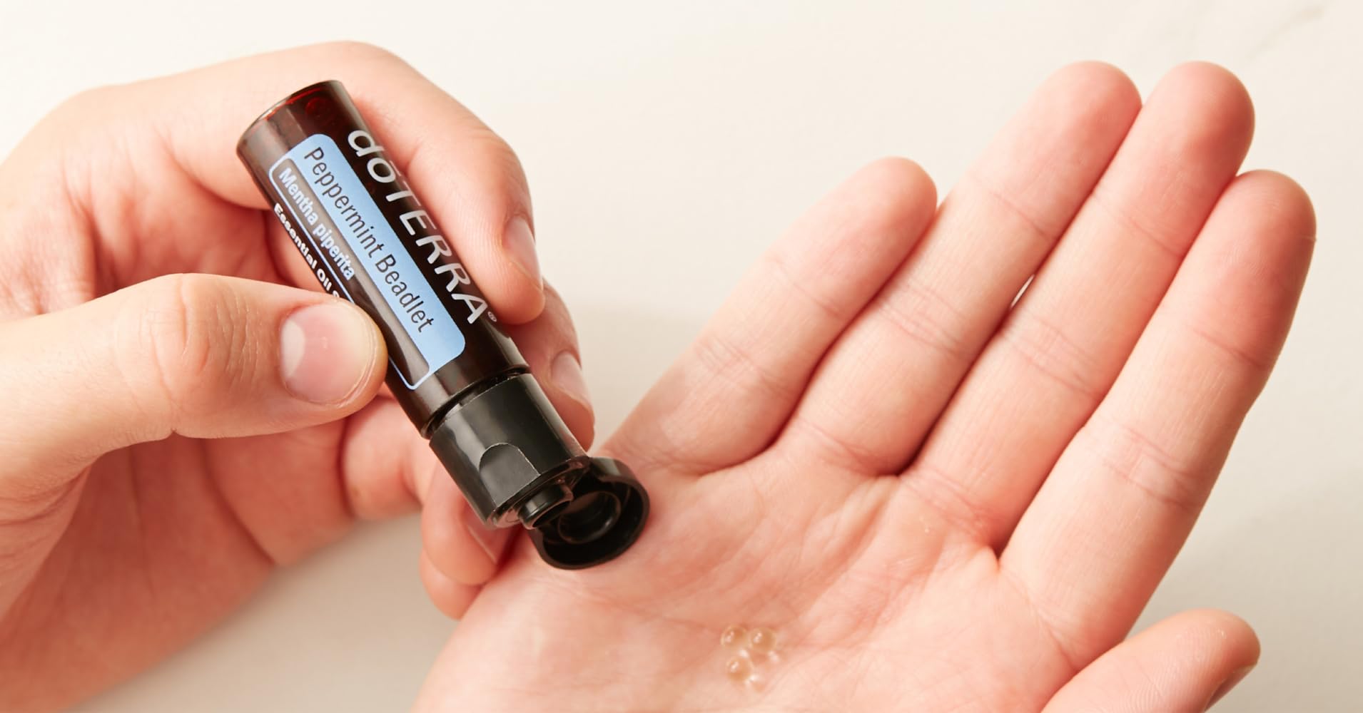 doTERRA primer plano de perla disolviéndose para apreciar textura