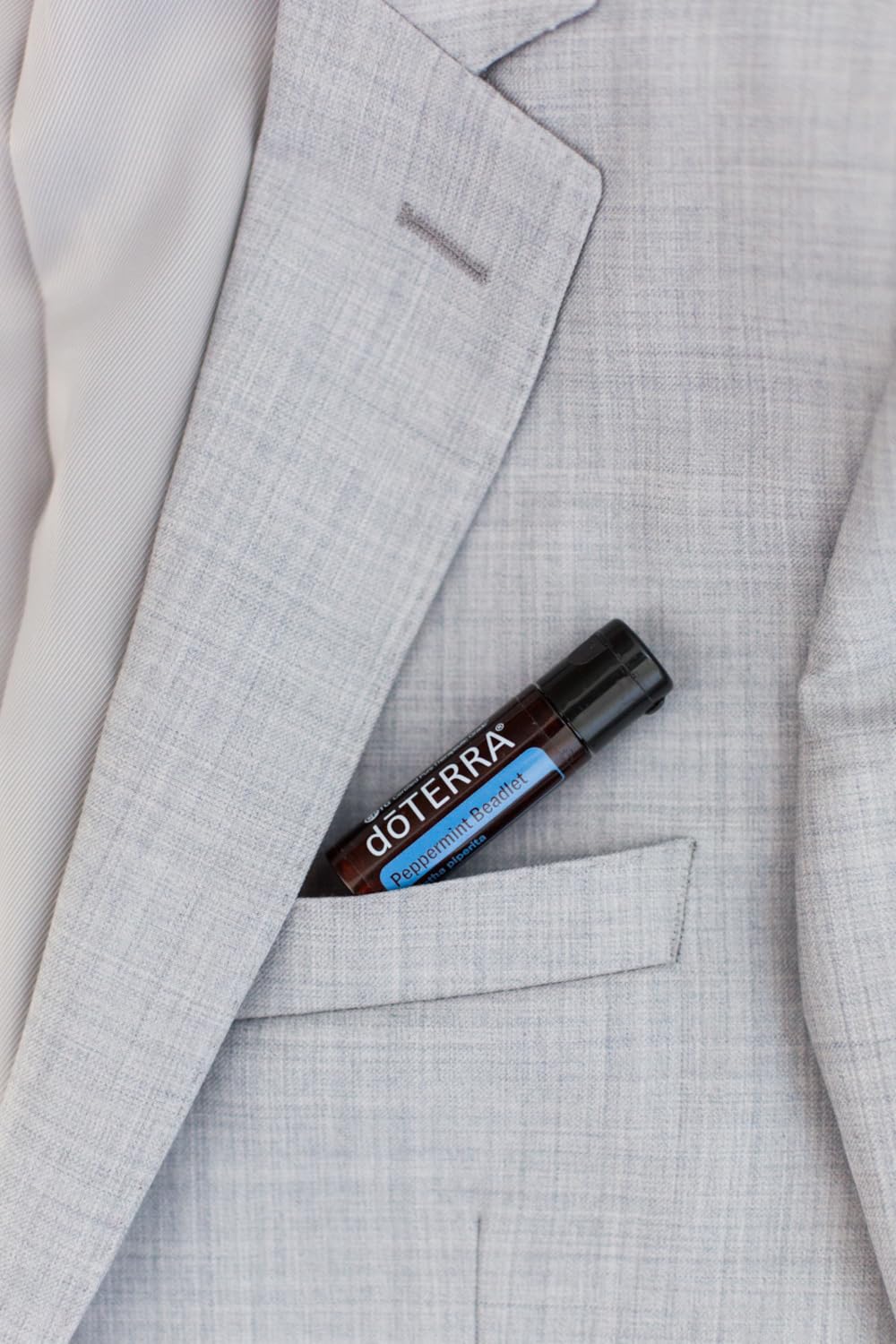 doTERRA persona usando beadlet para frescura rápida y conveniencia